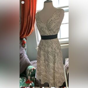 Elegant Kay Unger Black and White Leaf Print Dress size 4